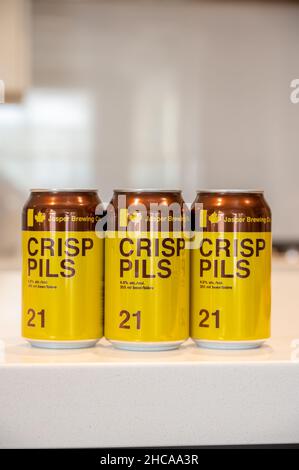 Calgary, Alberta - 26 dicembre 2021: Lattine di birra croccante Pils, birra artigianale di bu, Jasper Brewing Co. Foto Stock