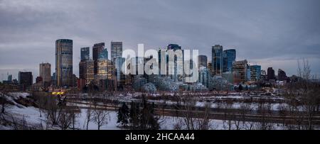 Calgary, Canada - 22 dicembre 2021: Panorama dello skyline di Calgary all'alba in una fredda giornata invernale lungo il fiume Bow. Foto Stock