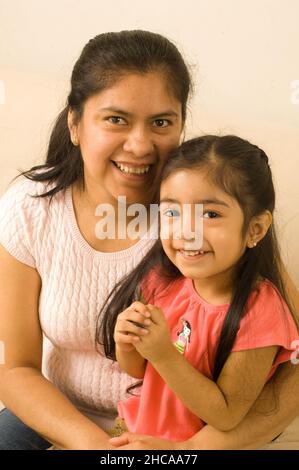 Ritratto della ragazza di 3 anni con sua madre messicana americana Foto Stock
