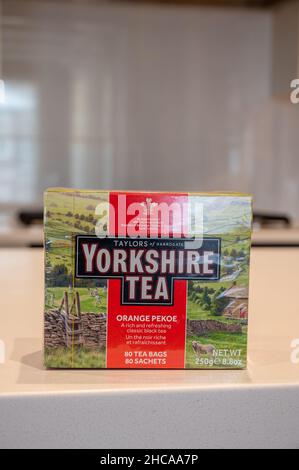 Calgary, Alberta - 26 dicembre 2021: Yorkshire Tea box in cucina moderna. Foto Stock