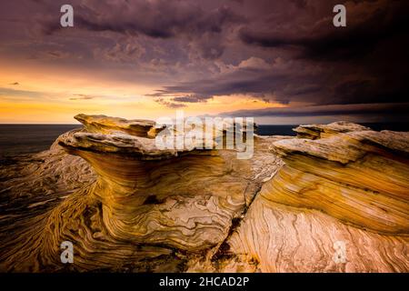 Formazione rocciosa lungo la costa del Pacifico nel Parco Nazionale di Kamay Botany Bay Foto Stock