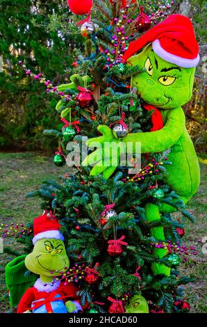 Un albero di Natale presenta un tema Grinch al Water Tower Plaza, 24 dicembre 2021, a Dauphin Island, Alabama. Foto Stock