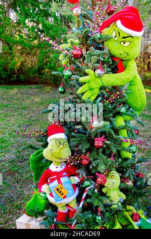 Un albero di Natale presenta un tema Grinch al Water Tower Plaza, 24 dicembre 2021, a Dauphin Island, Alabama. Foto Stock