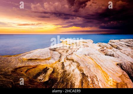 Formazione rocciosa lungo la costa del Pacifico nel Parco Nazionale di Kamay Botany Bay Foto Stock