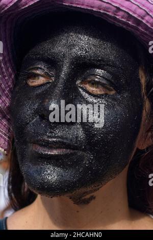 Primo piano del volto di una donna con vernice nera. Acupe, Bahia, Brasile. Foto Stock