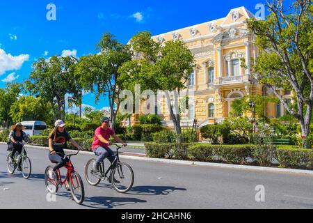 Le persone in bicicletta sulla pista ciclabile sul Paseo de Montejo (chiuso al traffico) la Domenica, Merida Messico Foto Stock