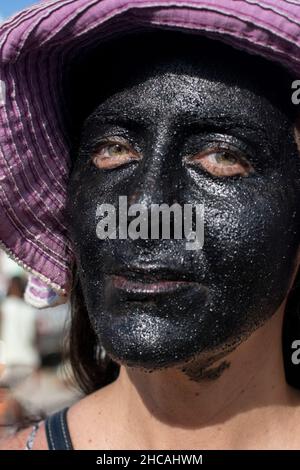 Primo piano del volto di una donna con vernice nera. Acupe, Bahia, Brasile. Foto Stock