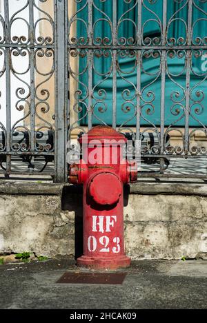 Vecchio idrante rosso fuoco per le strade di Pelourinho. Centro storico di Salvador, Bahia, Brasile. Foto Stock