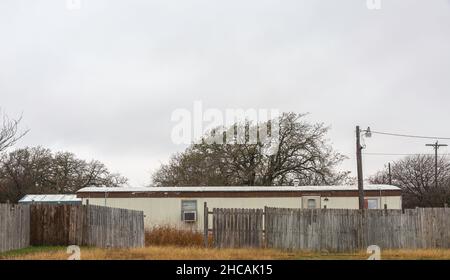 Una vecchia casa mobile abbandonata. Da qualche parte in Texas. Foto Stock