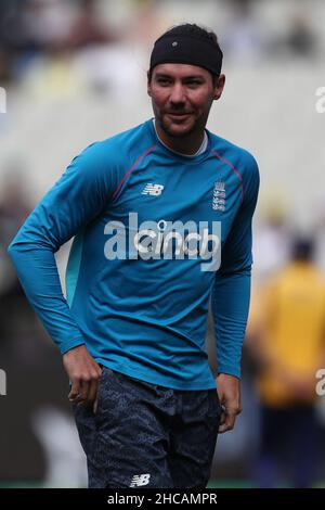 MELBOURNE, AUSTRALIA - 27 DICEMBRE: Rory Burns of England si riscalda prima del secondo giorno della terza partita di cricket Vodafone Test tra Australia e Inghilterra al Melbourne Cricket Ground il 27 dicembre 2021 a Melbourne, Australia. Image Credit: brett keating/Alamy Live News Foto Stock