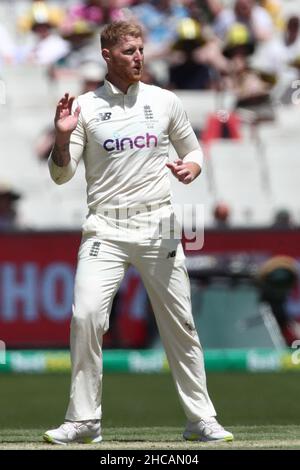 MELBOURNE, AUSTRALIA - 27 DICEMBRE: Ben Stokes d'Inghilterra durante il secondo giorno della terza partita di cricket Vodafone Test tra Australia e Inghilterra al Melbourne Cricket Ground il 27 dicembre 2021 a Melbourne, Australia. Image Credit: brett keating/Alamy Live News Foto Stock