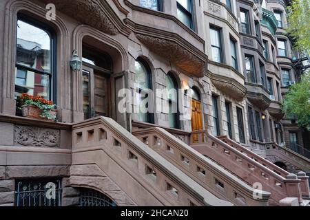 Eleganti edifici in vecchio stile di pietra marrone a New York Foto Stock