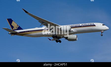 Singapore Airlines Airbus A350-900 sull'approccio finale per l'Aeroporto di Adelaide (YPAD). Foto Stock