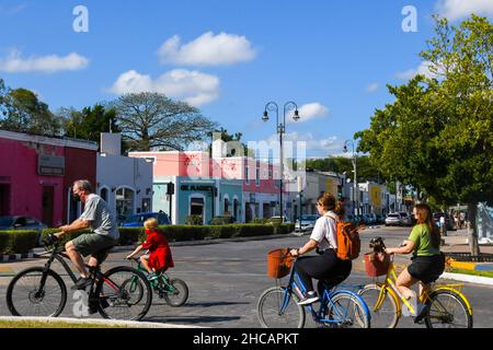 Gente in bicicletta, Paseo de Montejo, Merida , Messico Foto Stock