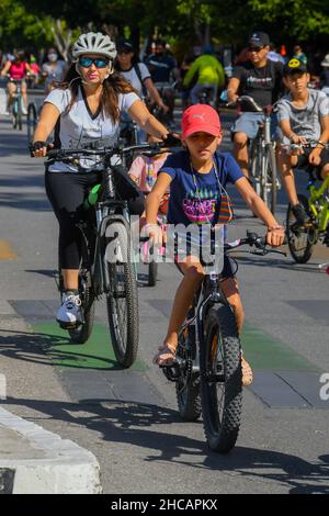 Le persone in bicicletta sulla pista ciclabile sul Paseo de Montejo (chiuso al traffico) la Domenica, Merida Messico Foto Stock