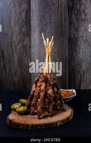 Satay, una tipica carne alla griglia indonesiana può essere riempita con varie carni (manzo, capra, generalmente pollo), spiediti con un bastone di bambù, Foto Stock