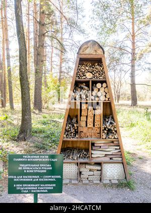 Bug Hotel nel giardino botanico di Almaty. Legno Insect hotel o casa costruita per fornire riparo per insetti con opzioni per nascondere o over-wintering Foto Stock