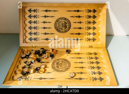 Backgammon o gioco da tavolo di Nardy, legno, con dollari US stampato simbolico Foto Stock