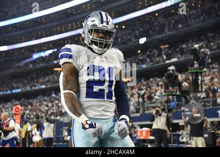 Arlington, Stati Uniti. 26th Dic 2021. I Dallas Cowboys Ezechiel Elliott festeggiano il suo primo quarto di touchdown contro la squadra di football di Washington durante la partita NFL all'AT&T Stadium di Arlington, Texas, domenica 26 dicembre 2021. Foto di Ian Halperin/UPI Credit: UPI/Alamy Live News Foto Stock