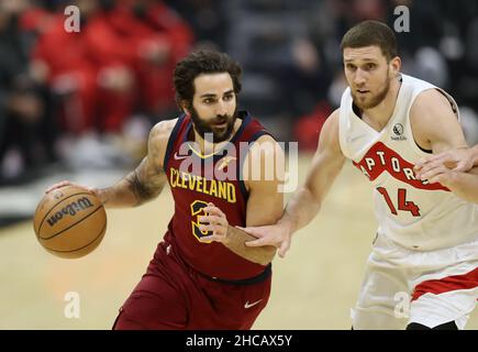 Cleveland, Stati Uniti. 26th Dic 2021. Cleveland Cavaliers Ricky Rubio (3) dribbles dopo Toronto Raptors JSvi Mykhailiuk (14) al campo di Rocket Mortgage di Cleveland, Ohio Domenica 26 dicembre 2021. Foto di Aaron Josefczyk/UPI Credit: UPI/Alamy Live News Foto Stock