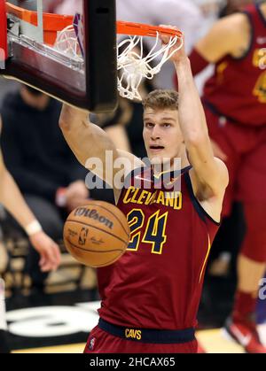 Cleveland, Stati Uniti. 26th Dic 2021. Cleveland Cavaliers Lauri Markkanen (24) si defita durante la partita dei Cavs contro i Toronto Raptors al Rocket Mortgage Fieldhouse di Cleveland, Ohio, domenica 26 dicembre 2021. Foto di Aaron Josefczyk/UPI Credit: UPI/Alamy Live News Foto Stock