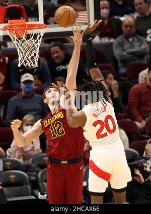 Cleveland, Stati Uniti. 26th Dic 2021. Cleveland Cavaliers Luke Kornet (12) blocca il colpo di Toronto Raptors Daniel Oturu (20) al campo di Rocket Mortgage di Cleveland, Ohio domenica 26 dicembre 2021. Foto di Aaron Josefczyk/UPI Credit: UPI/Alamy Live News Foto Stock