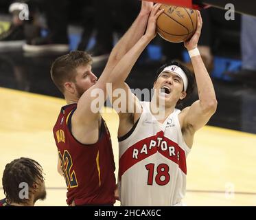 Cleveland, Stati Uniti. 26th Dic 2021. Toronto Raptors Yuta Watanabe (18) è stato imbrattato da Cleveland Cavaliers Dean Wade (32) al campo di Rocket Mortgage di Cleveland, Ohio domenica 26 dicembre 2021. Foto di Aaron Josefczyk/UPI Credit: UPI/Alamy Live News Foto Stock