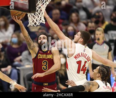 Cleveland, Stati Uniti. 26th Dic 2021. Cleveland Cavaliers Ricky Rubio (3) segna oltre Toronto Raptors JSvi Mykhailiuk (14) al campo di Rocket Mortgage di Cleveland, Ohio domenica 26 dicembre 2021. Foto di Aaron Josefczyk/UPI Credit: UPI/Alamy Live News Foto Stock