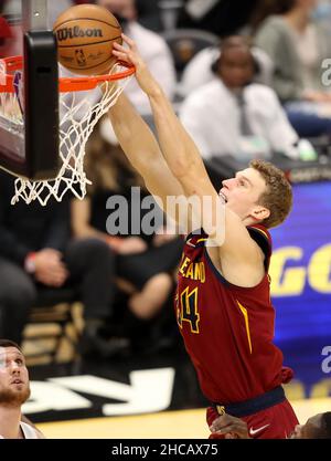 Cleveland, Stati Uniti. 26th Dic 2021. Cleveland Cavaliers Lauri Markkanen (24) si defita durante la partita dei Cavs contro i Toronto Raptors al Rocket Mortgage Fieldhouse di Cleveland, Ohio, domenica 26 dicembre 2021. Foto di Aaron Josefczyk/UPI Credit: UPI/Alamy Live News Foto Stock