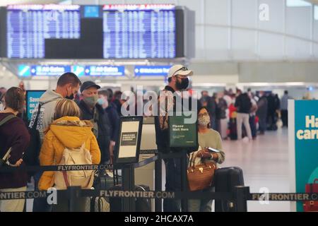 St. Louis, Stati Uniti. 26th Dic 2021. I viaggiatori sono in fila per l'emissione di biglietti all'aeroporto internazionale St. Louis-Lambert di St. Louis domenica 26 dicembre 2021. Oltre 4.000 voli sono stati ritardati o annullati in tutto il paese a causa dell'ultimo aumento del coronavirus omicron. United e Delta hanno accusato il coronavirus di problemi di personale che hanno portato a cancellazioni. Foto di Bill Greenblatt/UPI Credit: UPI/Alamy Live News Foto Stock