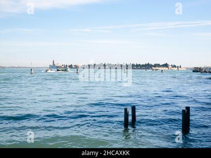 Paesaggio tipico di Venezia. Barca galleggiante sul canale. Famoso punto di riferimento italiano. Foto Stock