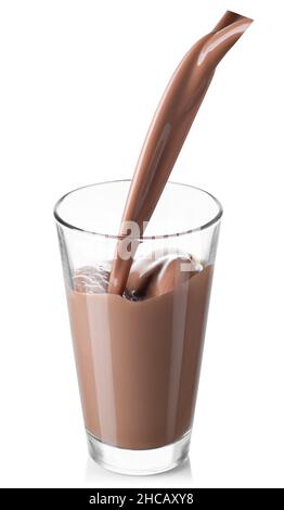 latte al cioccolato o bevanda al cacao che si versa in un bicchiere Foto Stock