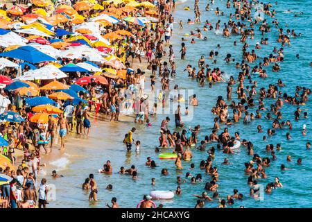 Salvador, Bahia, Brasile - 06 gennaio 2019: Migliaia di persone sulla spiaggia di Boa Viagem a Salvador, nello stato brasiliano della Bahia. Foto Stock