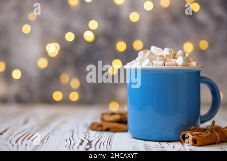 Cioccolata calda con marshmallow in tazza di ceramica Foto Stock