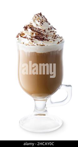caffè con panna montata e cioccolato grattugiato in bicchiere isolato Foto Stock