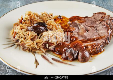 Manzo in salsa con funghi e castagne e risotto. Cucina gourmet francese. Foto Stock