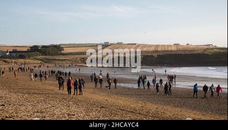 Garrettstown, Cork, Irlanda. 26th dicembre 2021. La folla di persone cammina sul filo durante il giorno di Santo Stefano a Garrylucas, Co. Cork, Irlanda. - Foto David Creedon Foto Stock