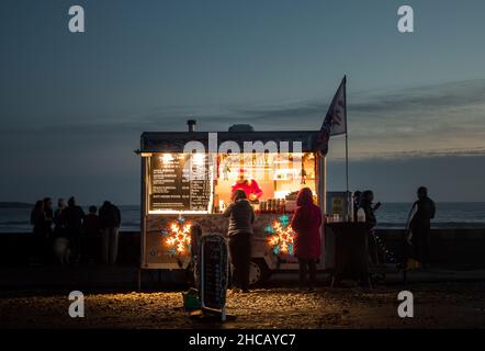 Garrettstown, Cork, Irlanda. 26th dicembre 2021. Krisztina Pénzes serve ciambelle fresche e caffè ai clienti a tarda sera il giorno di Santo Stefano a Garrettstown, Co. Cork, Irlanda.- Picture David Creedon Foto Stock