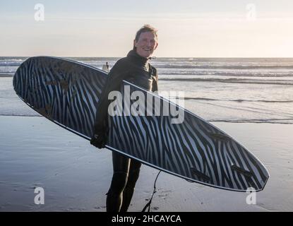 Garrettstown, Cork, Irlanda. 26th dicembre 2021. Frank Hill da Kinsale prepararsi per il surf il giorno di Santo Stefano a Garrettstown, Co. Cork, Irlanda.- Foto David Creedon Foto Stock