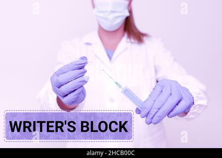 Inspirazione che mostra il segno Writer S Block. Condizione di vetrina di business di non essere in grado di pensare a cosa scrivere preparazione di vaccino medico presentare Foto Stock