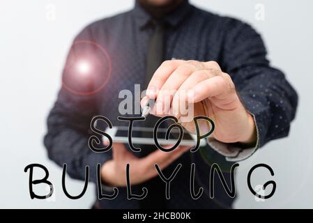 Testo della scrittura Smettere di bullismo. Panoramica aziendale combattere ed eliminare questo comportamento inaccettabile aggressivo presentando nuove idee tecnologiche di discussione Foto Stock