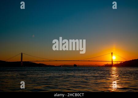 Ponte sul Bosforo. Silhouette di Bosforo o aka 15th luglio Ponte dei martiri al tramonto a Istanbul. Foto di sfondo di Istanbul. Foto Stock