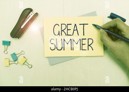 Scrittura visualizzazione del testo Grande Estate. Business idea avere divertimento buon Sunshine andare alla spiaggia godendo all'aperto flash School Office Supplies Foto Stock