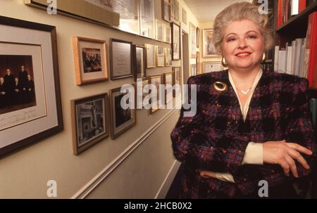 Il avvocato SARAH WEDDINGTON, 76, che ha sostenuto con successo contro gli statuti anti-aborto del Texas davanti alla Corte Suprema degli Stati Uniti nel caso di riferimento 1973 Roe contro Wade, è morto domenica 26 dicembre 2021 ad Austin. È qui raffigurata al suo ufficio di Austin, Texas alla fine degli anni '90. ©Bob Daemmrich Foto Stock