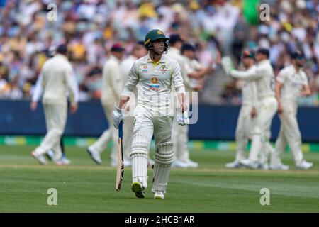 Melbourne, Australia. . 27th Dic 2021. Alex Carey of Australia sembra abbattuto lasciando il campo di gioco dopo essere stato licenziato da ben Stokes of England durante il secondo giorno del terzo Test match nella serie Ashes tra Australia e Inghilterra a Melbourne Cricket Ground il 27 dicembre 2021 a Melbourne, Australia. (Solo per uso editoriale) Credit: Izhar Ahmed Khan/Alamy Live News/Alamy Live News Foto Stock