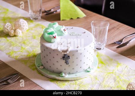 L'iscrizione sulla torta Battesimo bella torta per bambini dolci culinari arte cucina battezzare i piatti dolci. Foto Stock