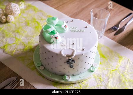 L'iscrizione sulla torta Battesimo bella torta per bambini dolci culinari arte cucina battezzare i piatti dolci. Foto Stock