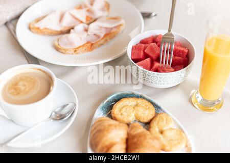 Vista ravvicinata di una colazione servita al tavolo. Foto Stock