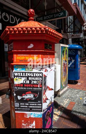 Caselle postali con poster, Wellington, Isola del Nord, Nuova Zelanda Foto Stock