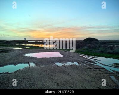 Tramonto mozzafiato nelle paludi di Chiclana de la Frontera, Cadice, Spagna Foto Stock